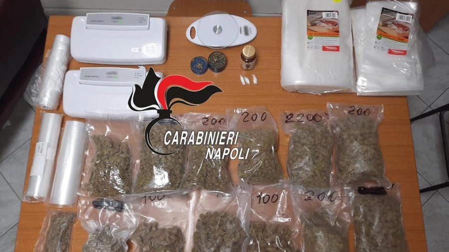 La droga sequestrata dai carabinieri di Napoli