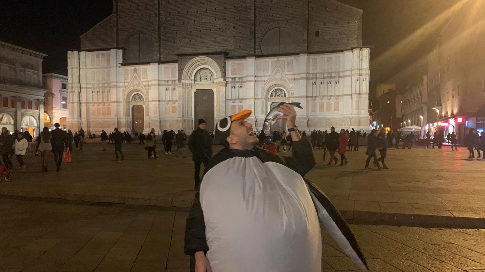 Umberto La Morgia, consigliere della Lega, in piazza Maggiore vestito da pinguino