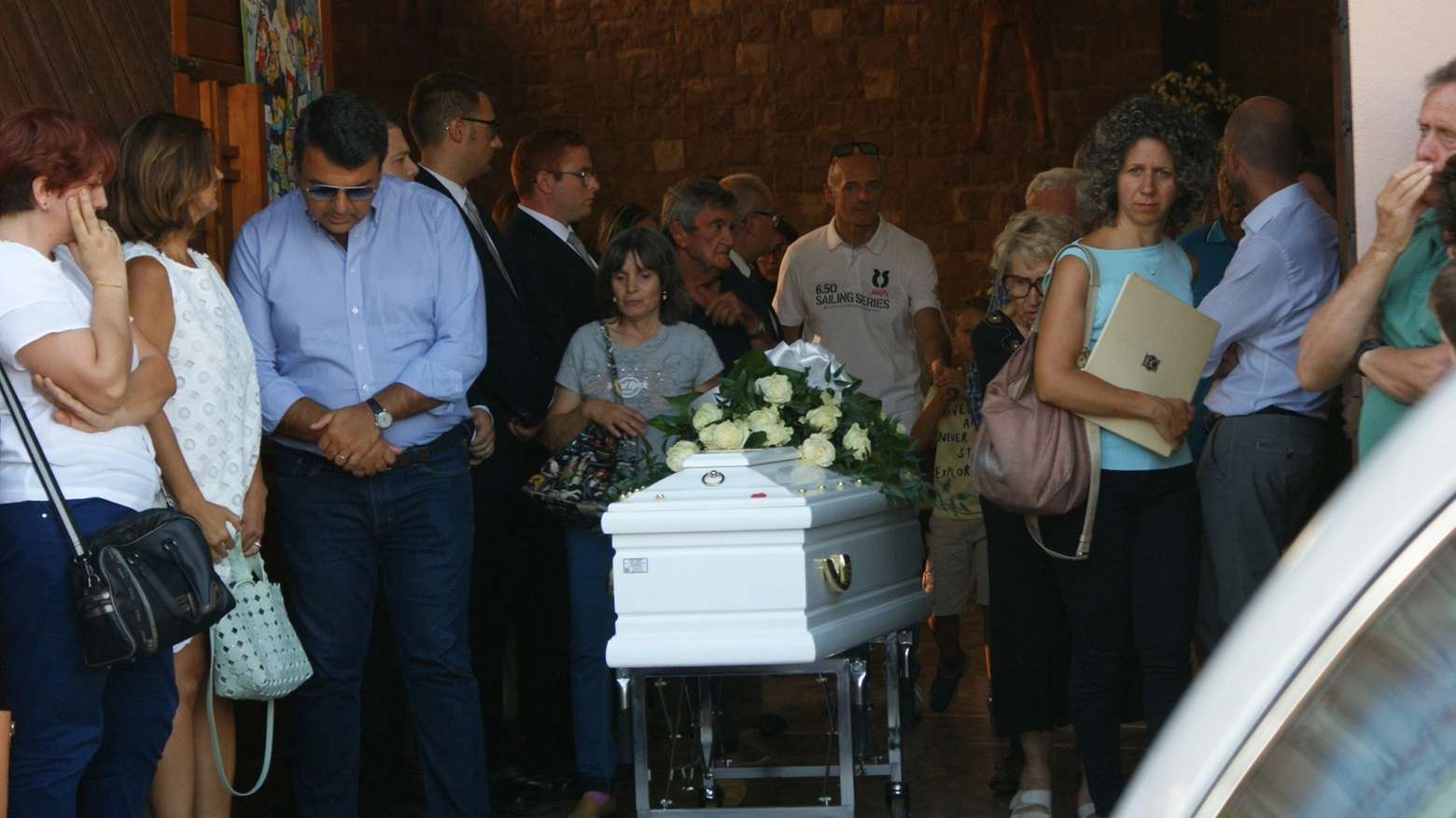 Tutto il paese si è stretto intorno alla famiglia durante il funerale