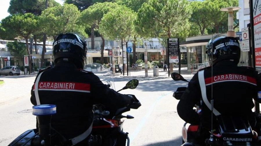 In due su uno scooter rapinano orologio da 14 mila euro, indagano i carabinieri