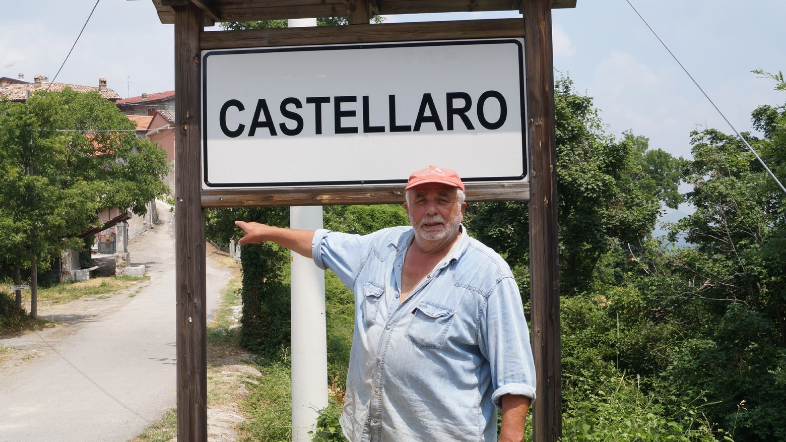 Piero Pini davanti al cartello di Castellaro (foto Vanessa Francia)