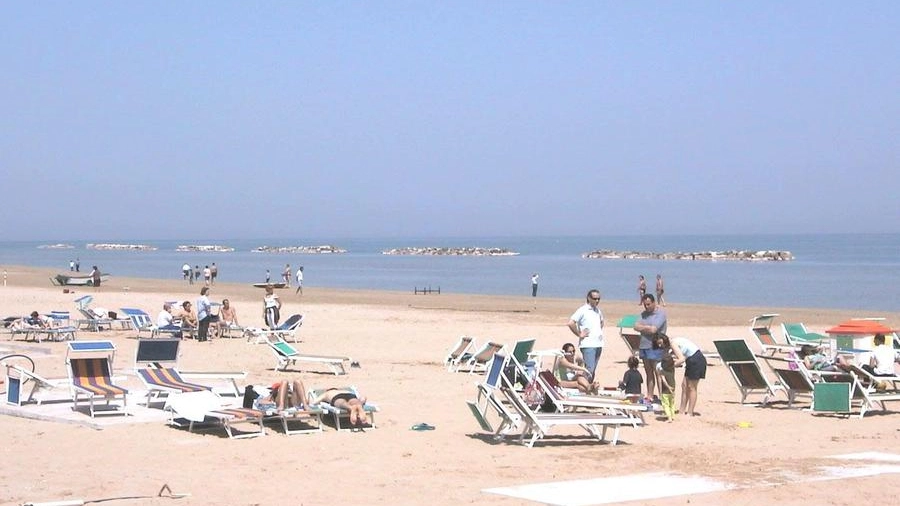 Senigallia, turisti in spiaggia (foto Effimera)