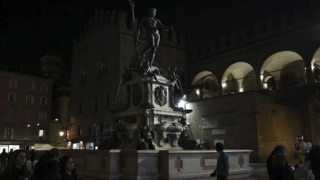 Bologna, piazza maggiore al buio