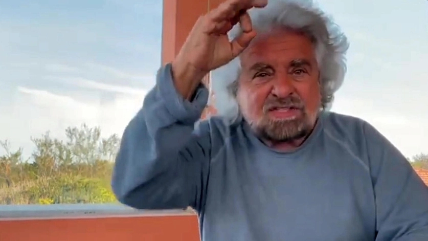 Un fermo immagine del video di Grillo "sotto accusa"