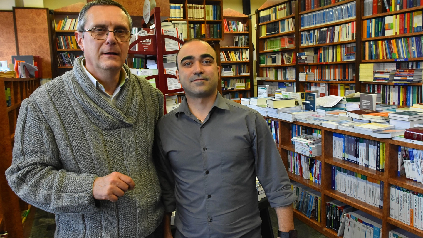 Da sinistra Roberto Sartori, titolare della Libreria Ariosto, con il barista Daniele Melis accorso in suo aiuto 