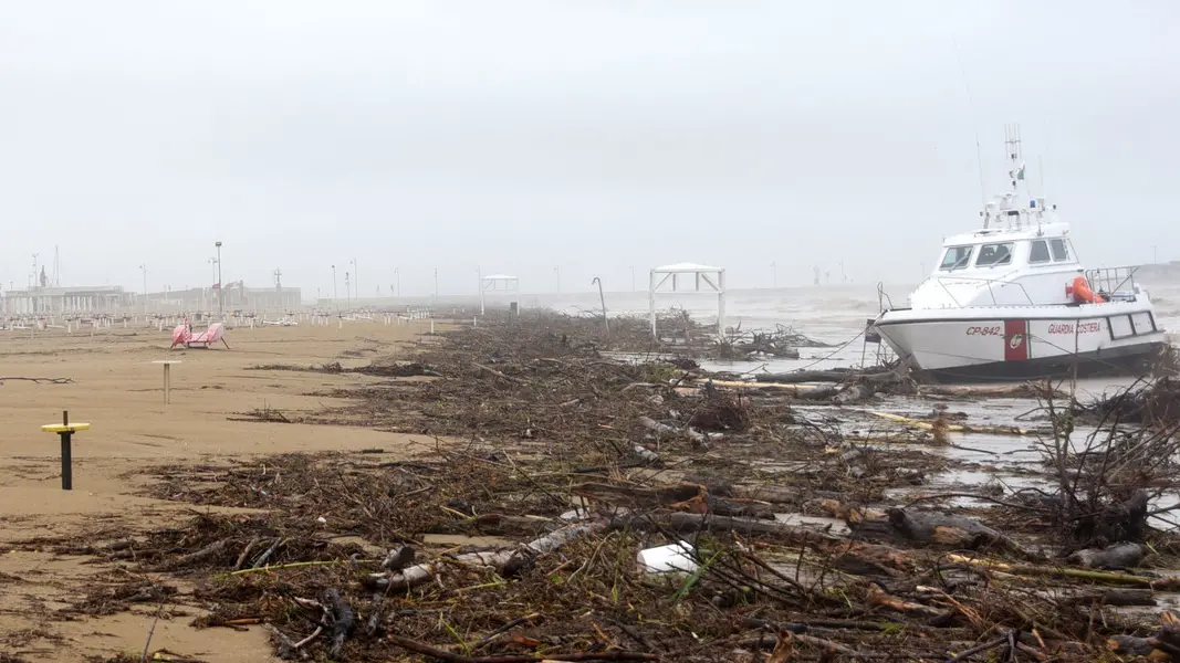 I disastri dell'alluvione sulla spiaggia di Rimini, divorata dal mare