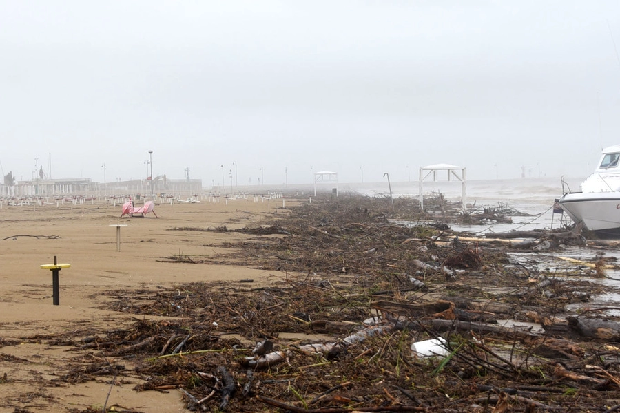 I disastri dell'alluvione sulla spiaggia di Rimini, divorata dal mare