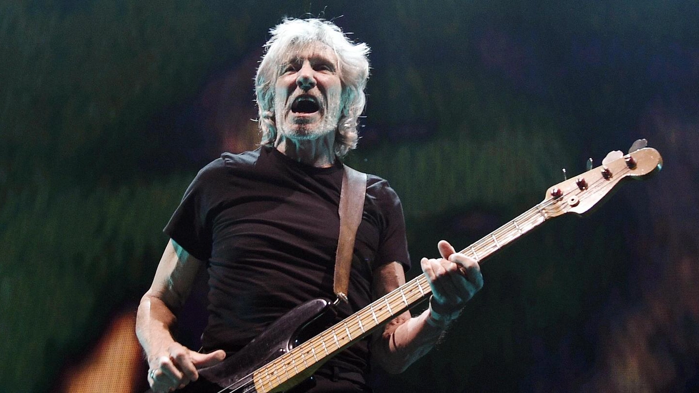 Roger Waters durante uno dei concerti del ‘Us+Them tour’ allo Staples Center di Los Angeles (Ansa)