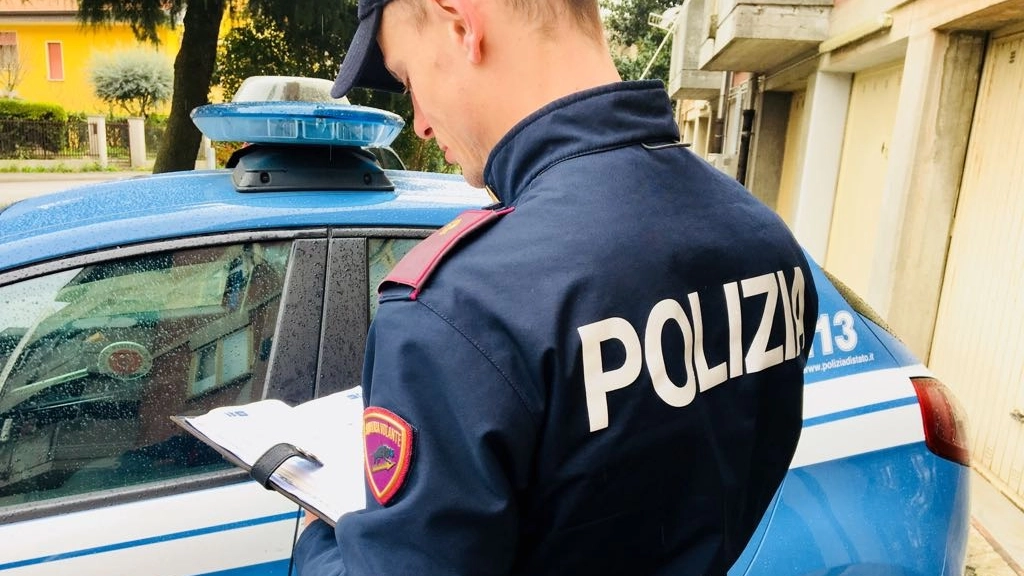 La Polizia ha arrestato un 48enne di origine albanese che aveva minacciato di morte moglie e figli