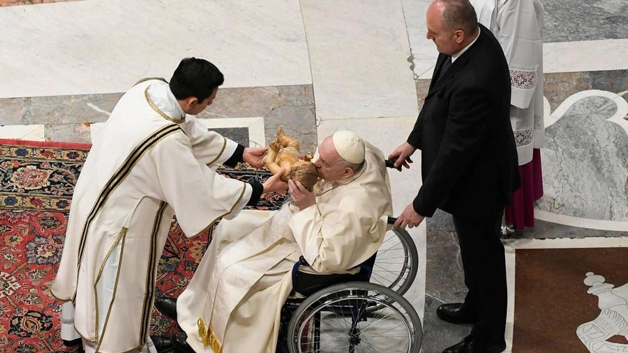 Il Pontefice è arrivato nella Basilica Vaticana in sedia a rotelle. Settemila i fedeli presenti all'interno, circa tremila hanno seguito dai maxischermi in piazza