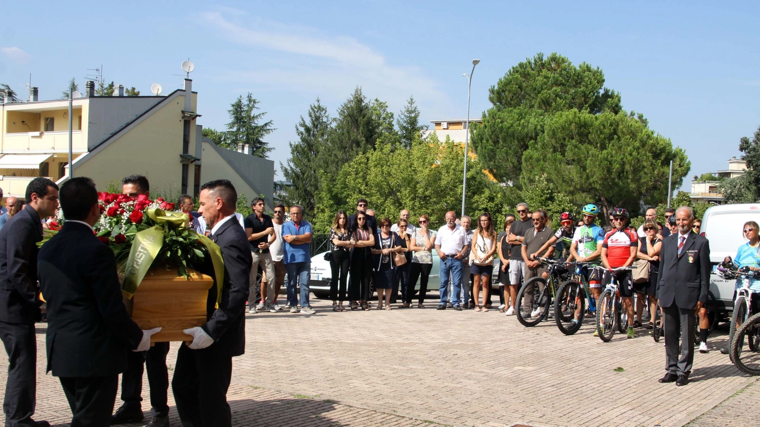 Il corteo dei ciclisti al funerale di Osvaldo Tosti (foto Labolognese)