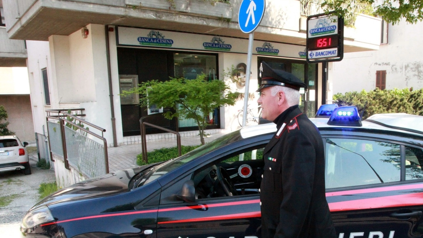 I carabinieri davanti alla filiale della Banca di Cesena rapinata (foto Luca Ravaglia)