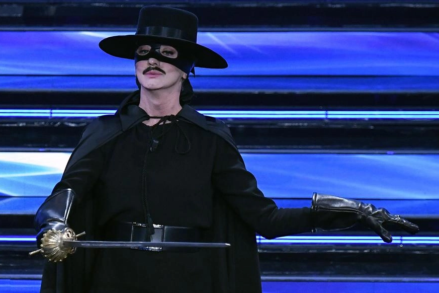 Drusilla Foer vestita da Zorro, con tanto di baffi e mantello (Ansa)
