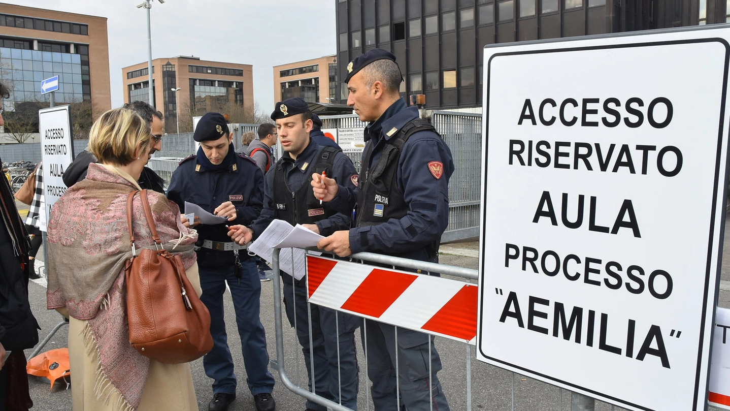 ’ndrangheta, controlli al maxi processo ’Aemilia’ a Reggio Emilia (Foto Artioli)