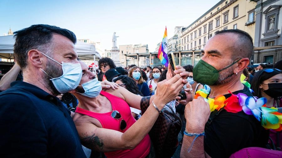 Alessandro Zan, a sinistra, al Pride di Napoli