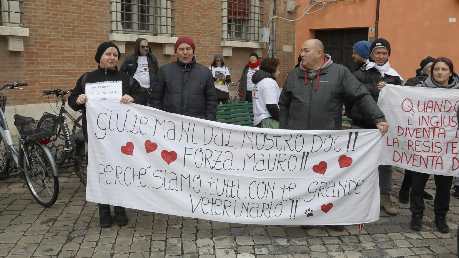 I sostenitori si spostano in centro: "Noi stiamo con Mauro Guerra"