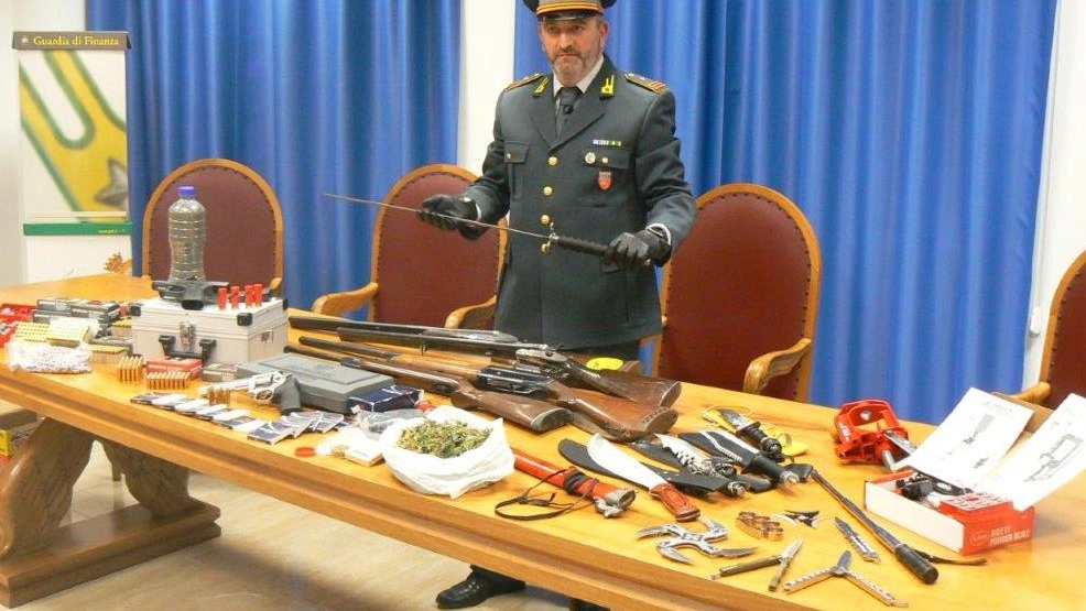 Armi e droga sequestrate dalla Guardia di finanza di Macerata