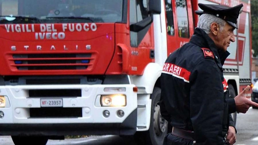 Vigili del fuoco e una pattuglia dei carabinieri (immagine di repertorio)