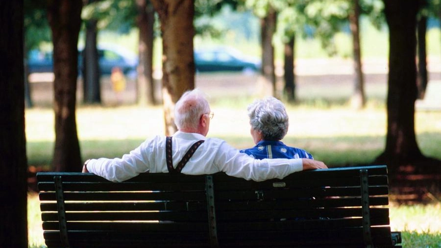Una coppia di anziani seduta su una panchina (foto repertorio)