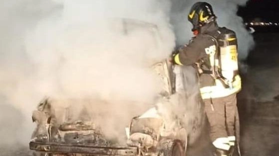 Autovettura distrutta nella notte da un incendio