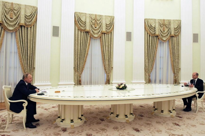 Putin al Cremlino con il cancelliere tedesco Scholz (quando disse ok ai pagamenti in euro)