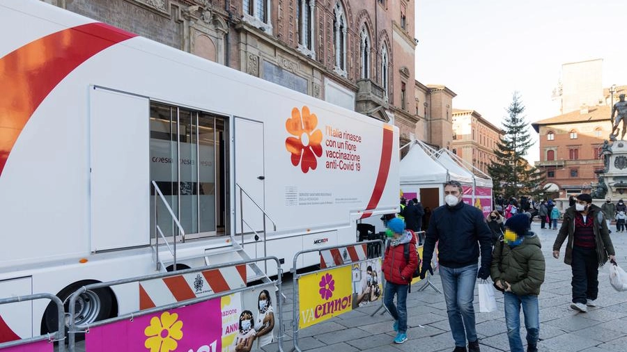 Vaccini: la clinica mobile in piazza Maggiore a Bologna