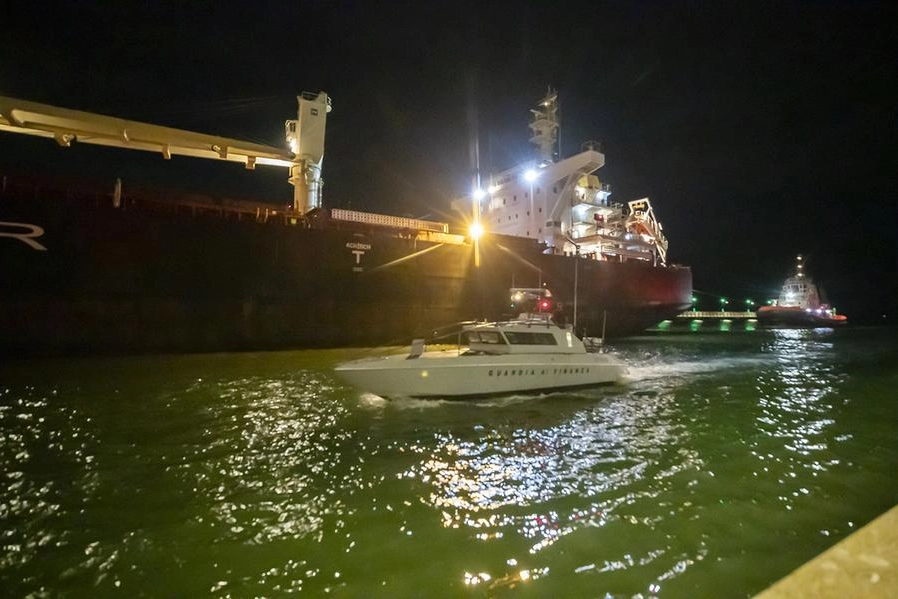 La nave col mais arrivata al porto di Ravenna  (foto Zani)