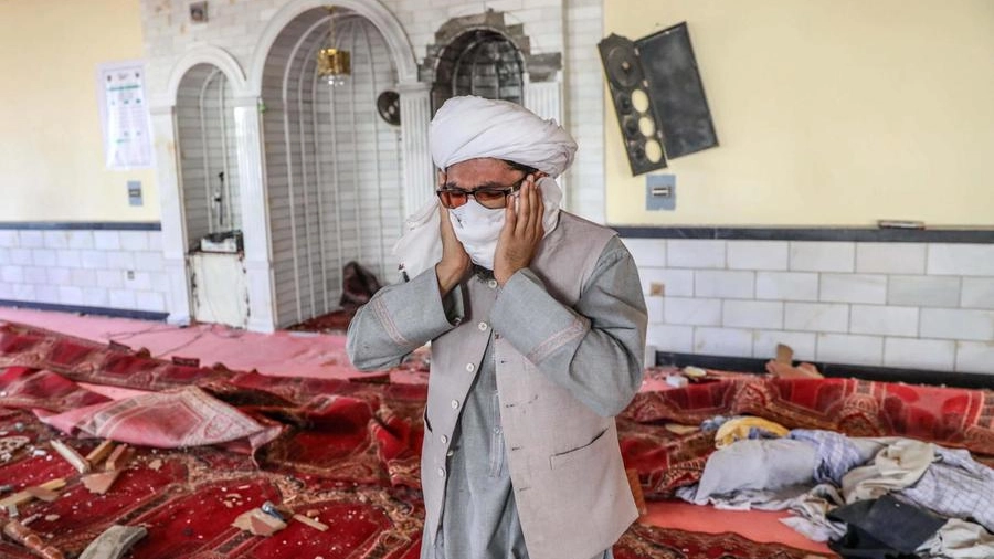 La disperazione di un fedele, nell'attentato è rimasto ucciso anche l'imam della moschea