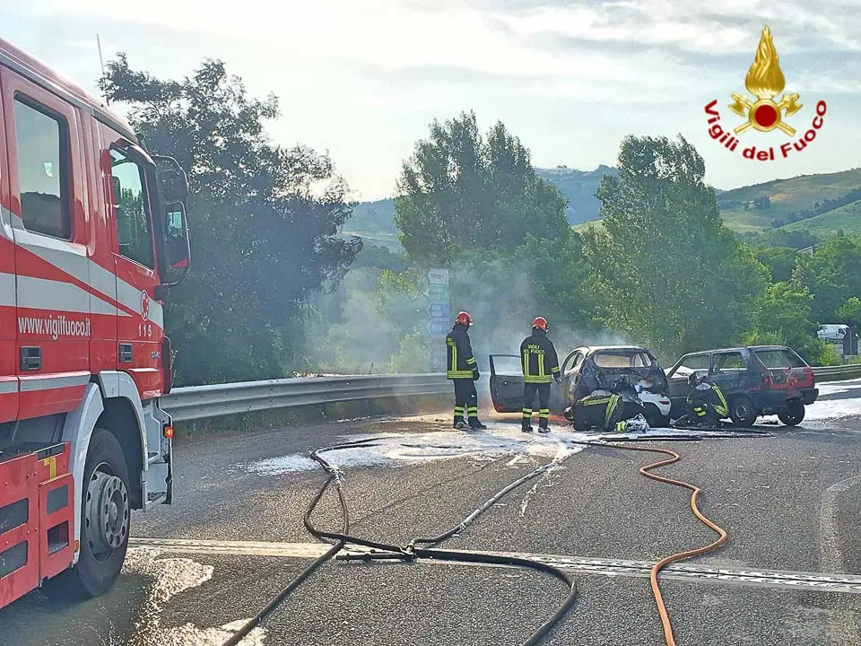 Incidente a Pontecchio Marconi, due auto a fuoco / FOTO