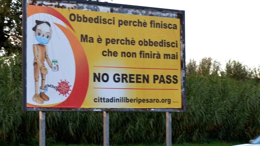 No Green Pass, manifesti in mezza città a Pesaro