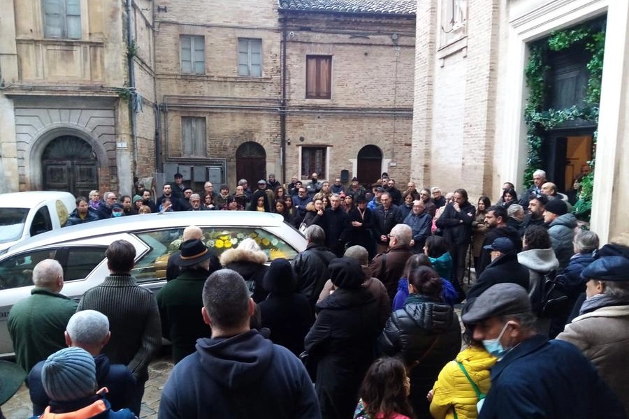Folla alla chiesa di San Giorgio per l'ultimo saluto a Francesco Cervigni