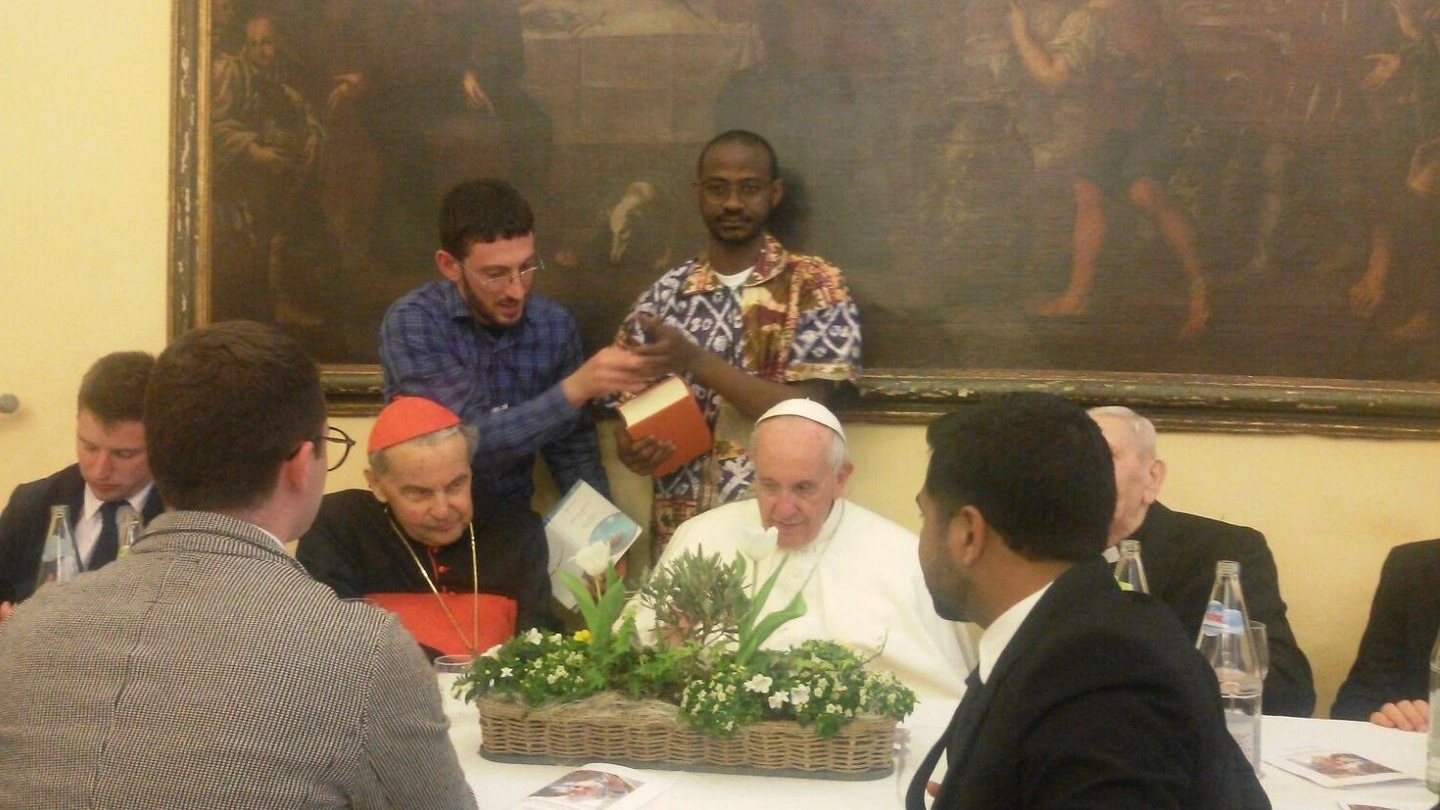 Papa Francesco durante il pranzo al seminario a Carpi, insieme ai sacerdoti e ai religiosi