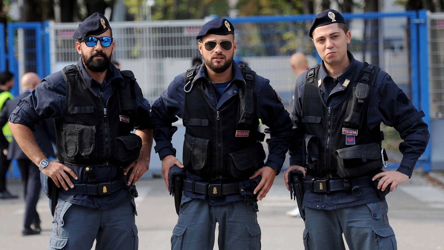 Poliziotti in servizio durante una partita al Mazza