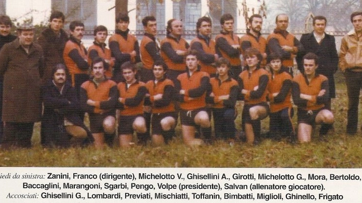 In piedi, secondo da destra Faustino Volpe con la squadra di rugby