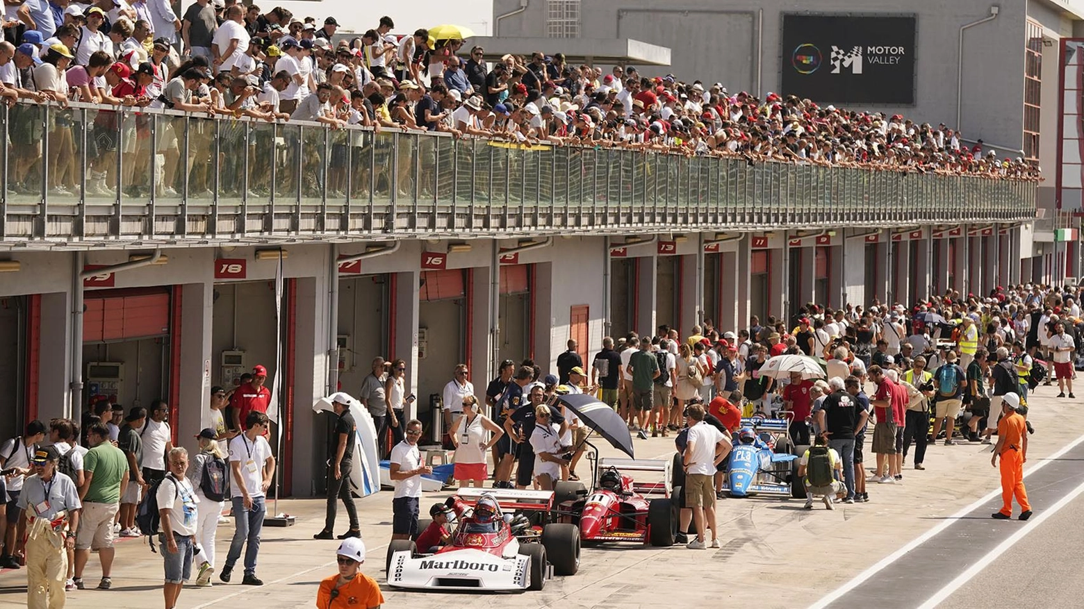 Ecco il Minardi day   Il calore dei tifosi   in Autodromo   "La vera F1 è qui"
