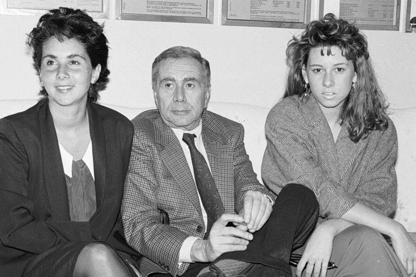 Silvia Tortora in una foto d'epoca con il padre Enzo e la sorella Gaia (Ansa)