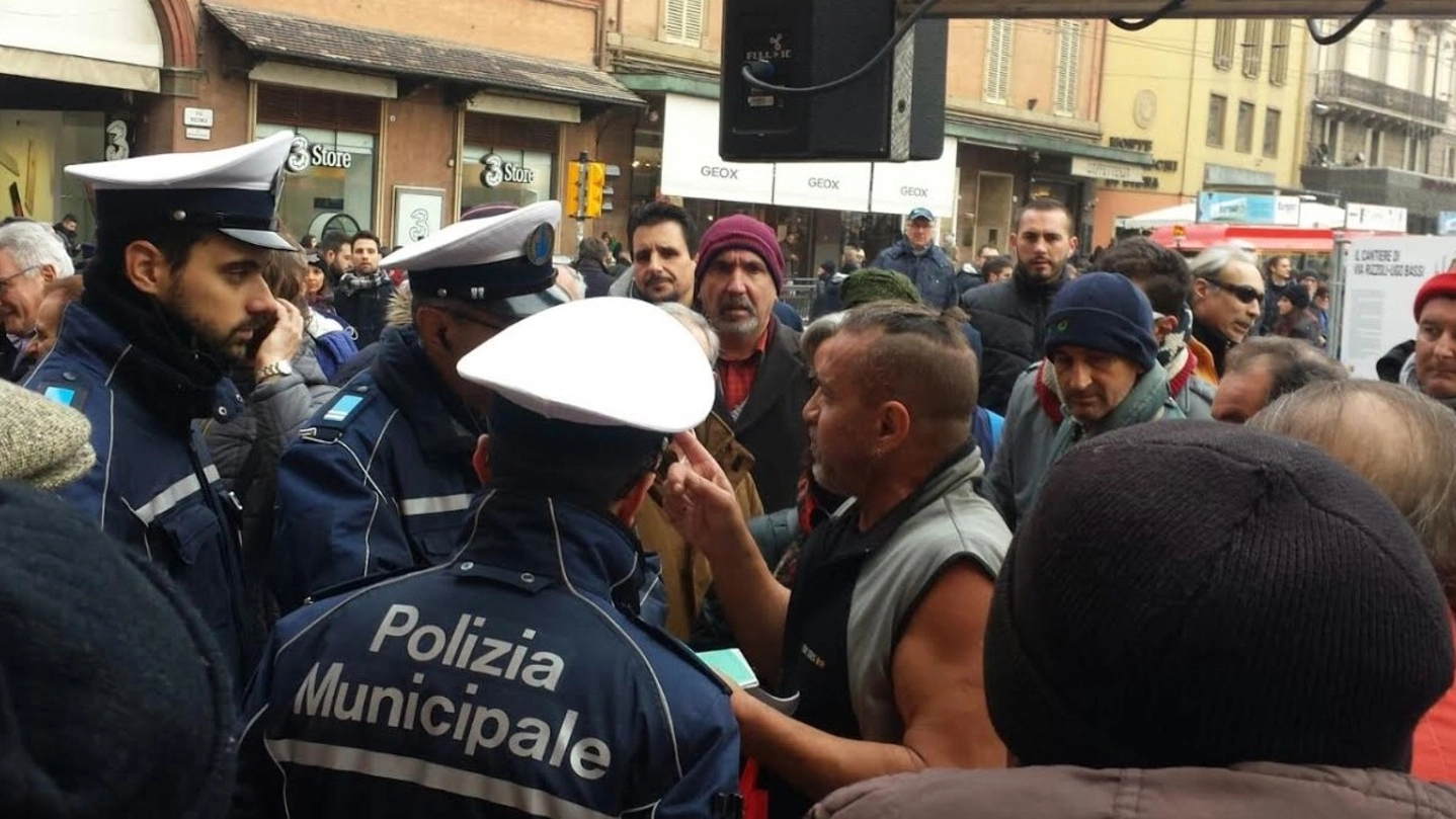 Beppe Maniglia e la polizia municipale circondati dalla folla in piazza Nettuno