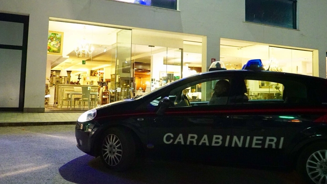 I carabinieri di Civitanova davanti alla palestra Exe Fit di via Einaudi, dove  l’altra sera Agnese Brachetti è stata colta da un malore (foto De Marco) 