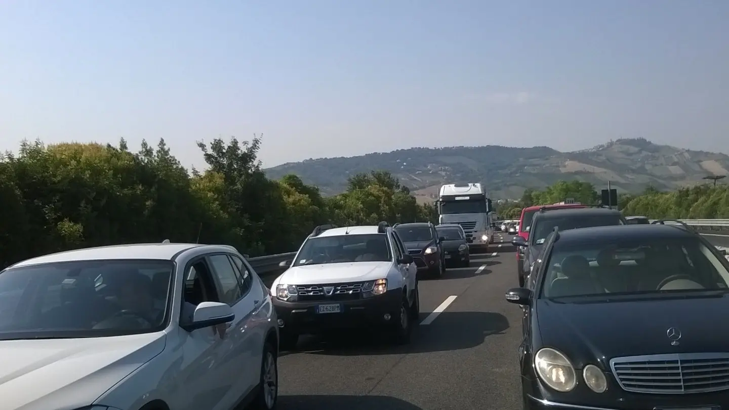 Incidente sull’A14 poco dopo l’uscita di San Benedetto, chilometri di coda