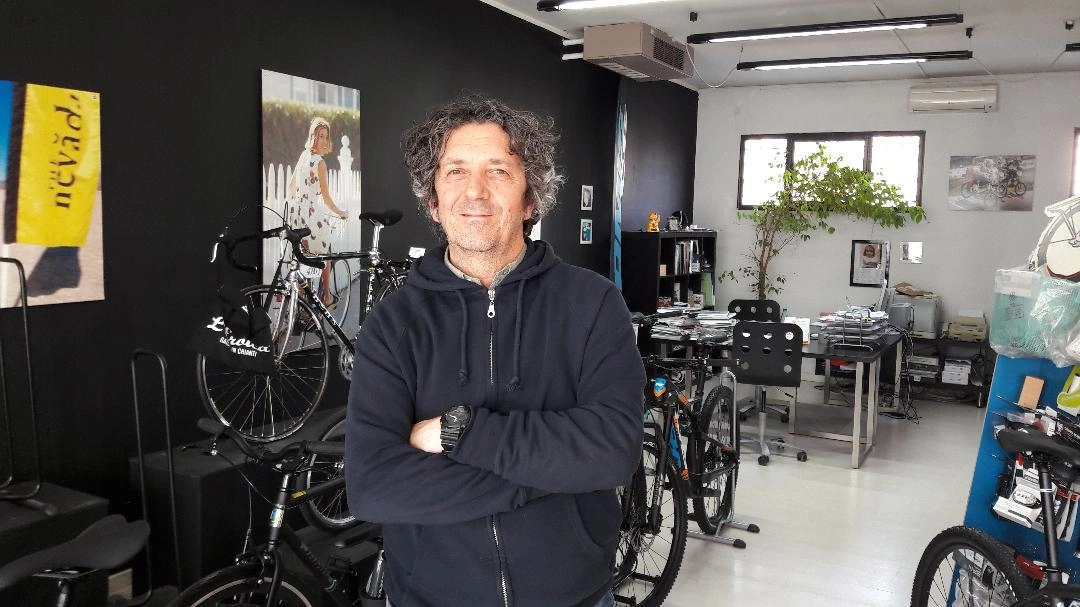 Lorenzo Marchi, titolare del negozio ‘Irontrust’ di via Peruzzi 