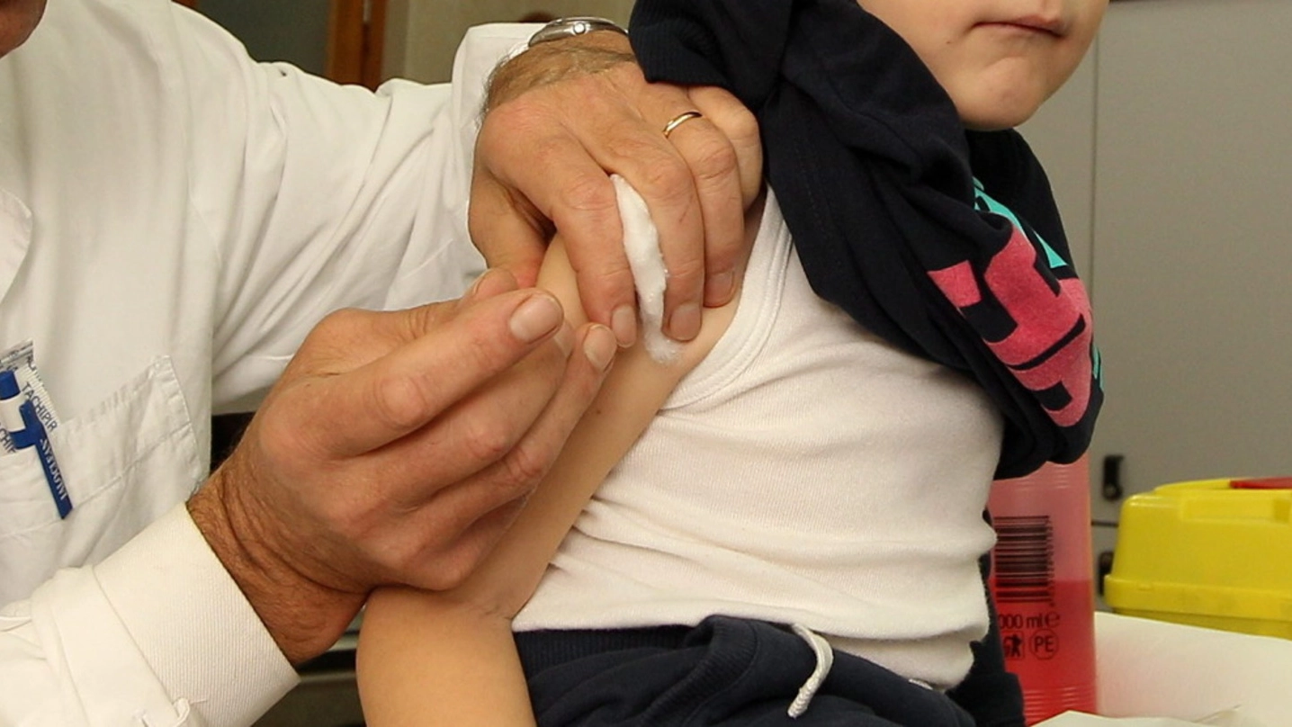 Un bambino durante una vaccinazione. Foto d’archivio Germogli