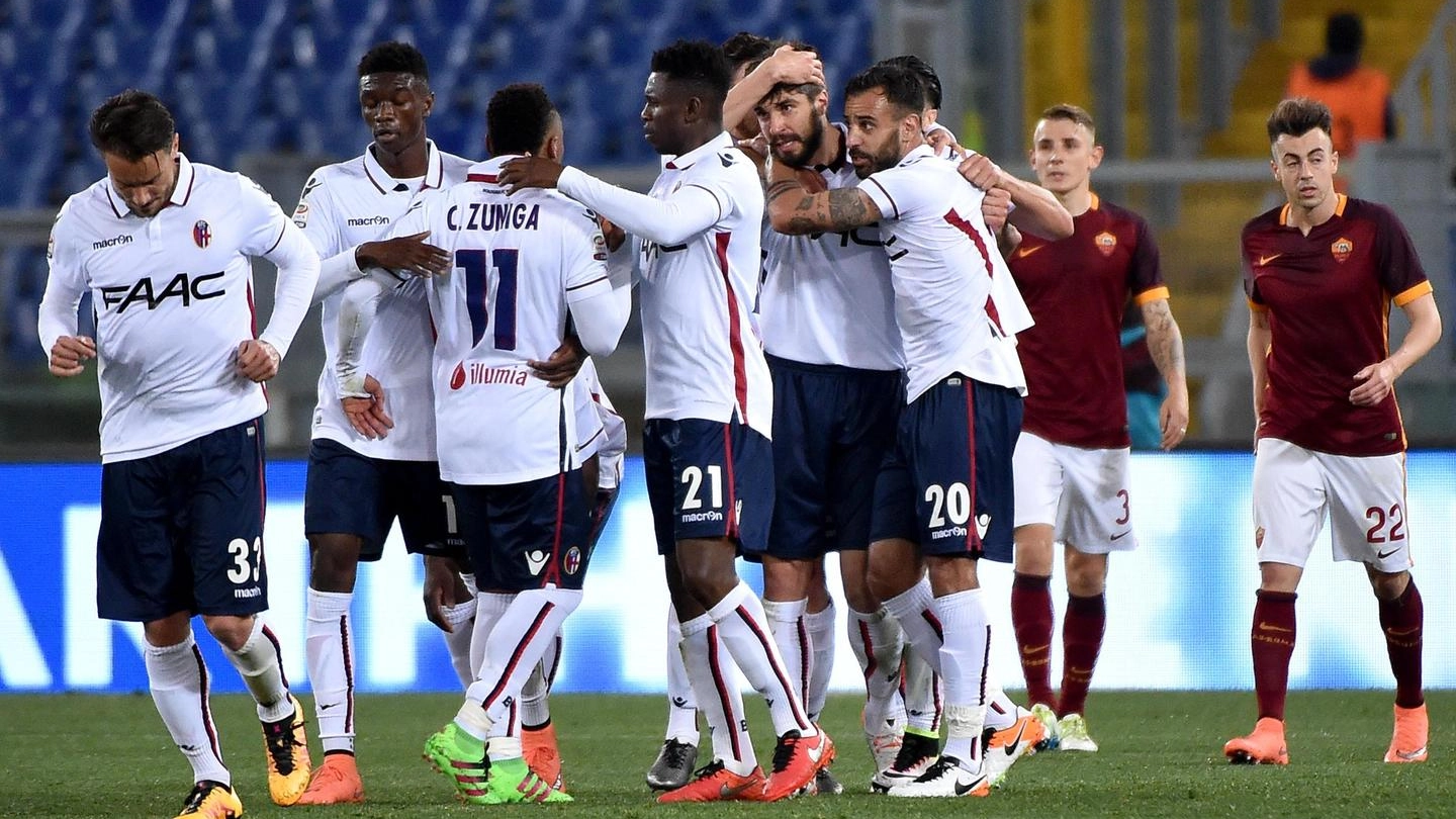 Roma-Bologna, i rossoblù si abbracciano dopo il gol di Rossettini (Foto Ansa)