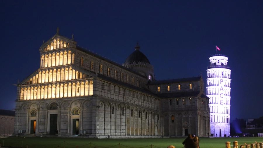 Pisa, lo striscione per la pace sulla Torre pendente (foto Valtriani)