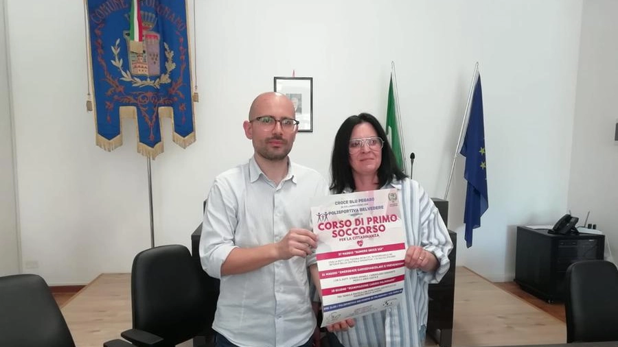 Il sindaco di Folignano Matteo Terrani con Claudia Armillei della Croce Blu Pegaso