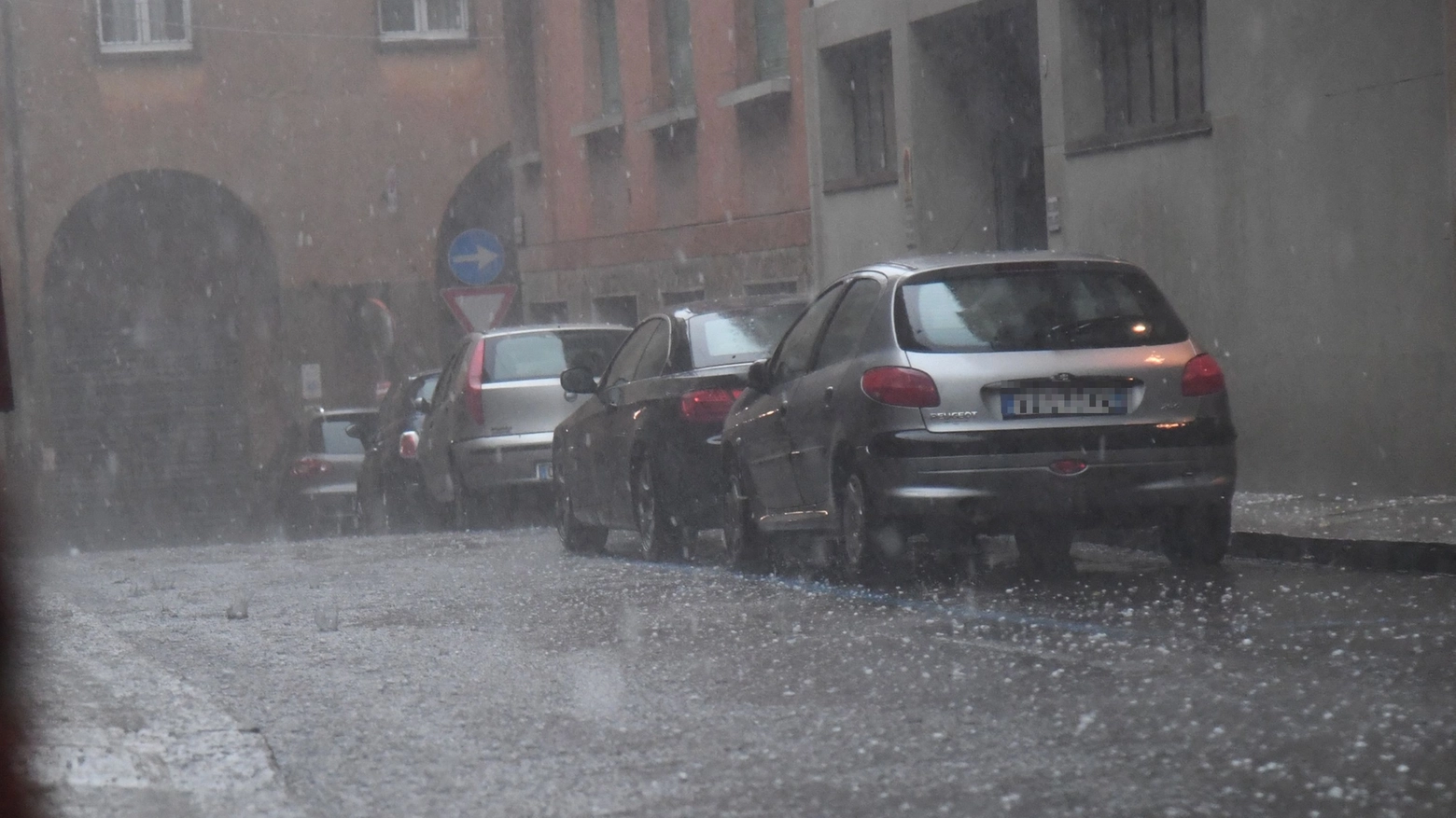 Maltempo, pioggia e grandine a Bologna (fotoSchicchi di repertorio)
