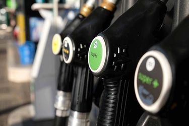 Benzina, sconto dimezzato: quanto aumenteranno i prezzi