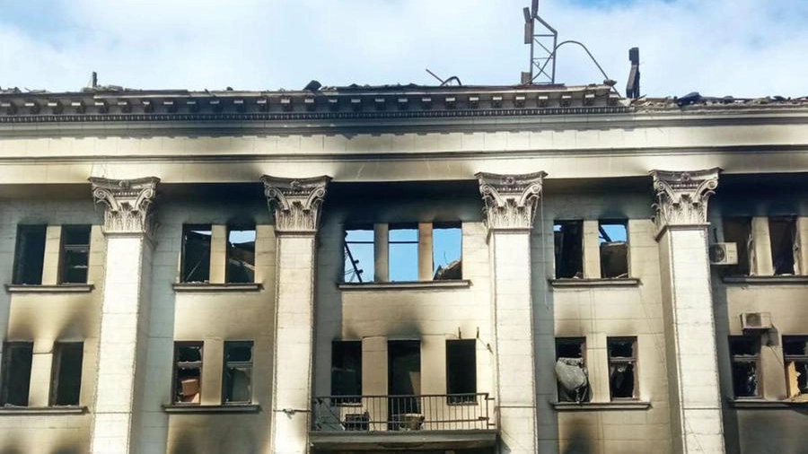 Il Mariupol Drama Theatre distrutto dalle bombe