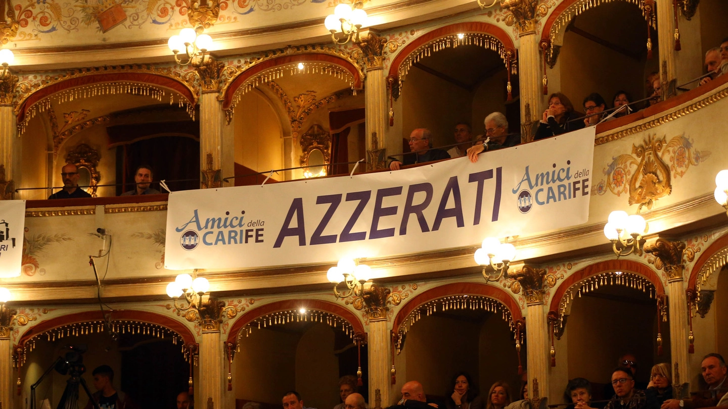 I risparmiatori di Carife al Teatro Comunale, nel corso dell’assemblea tenuta in aprile