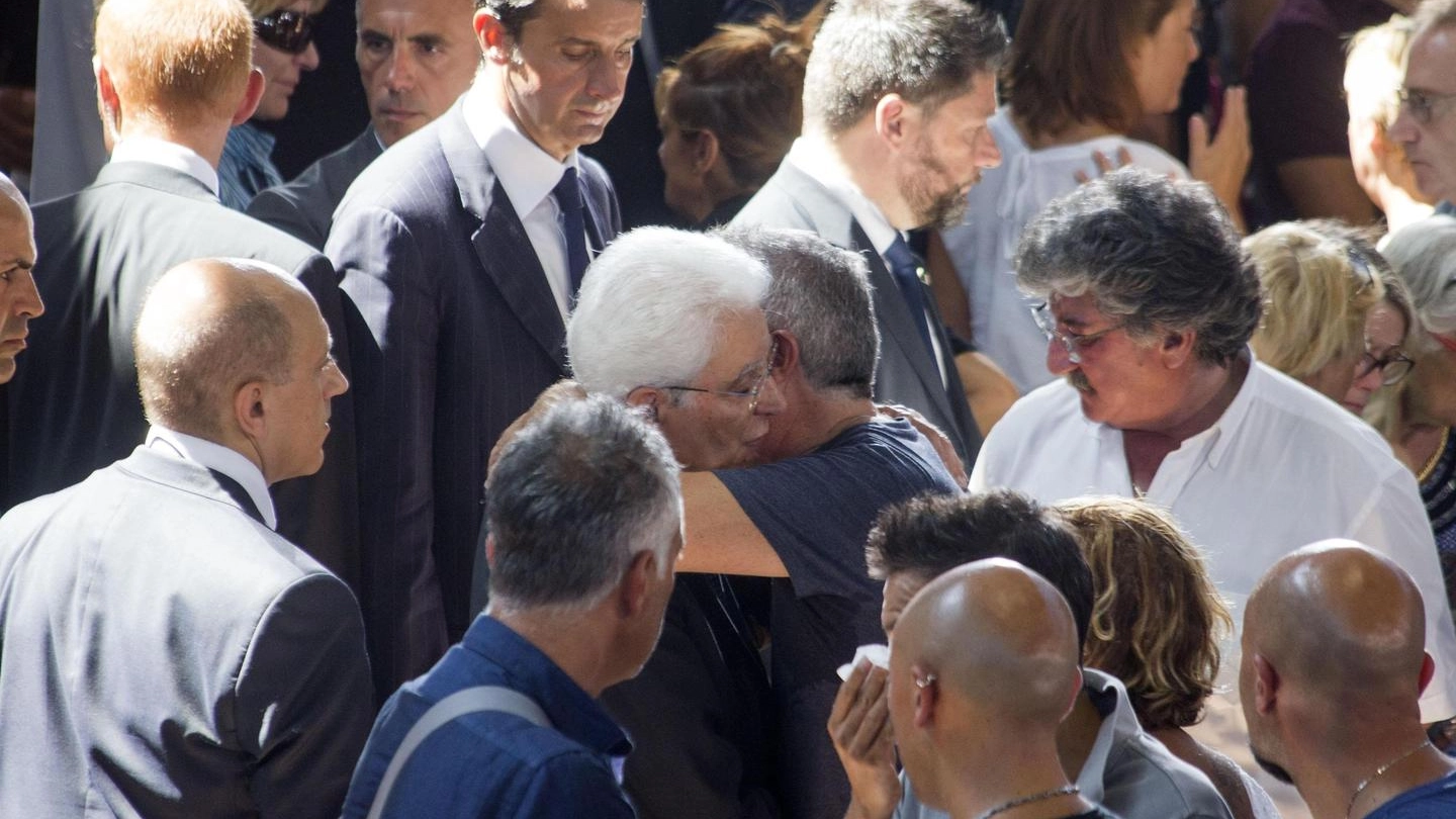 Terremoto, il presidente Mattarella ad Ascoli per i funerali delle vittime (Foto Ansa)