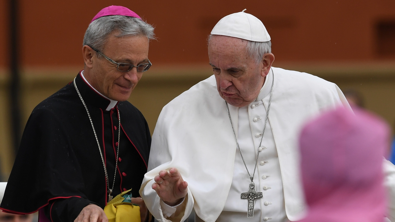 Monsignor Cavina con papa Francesco (foto Fiocchi)